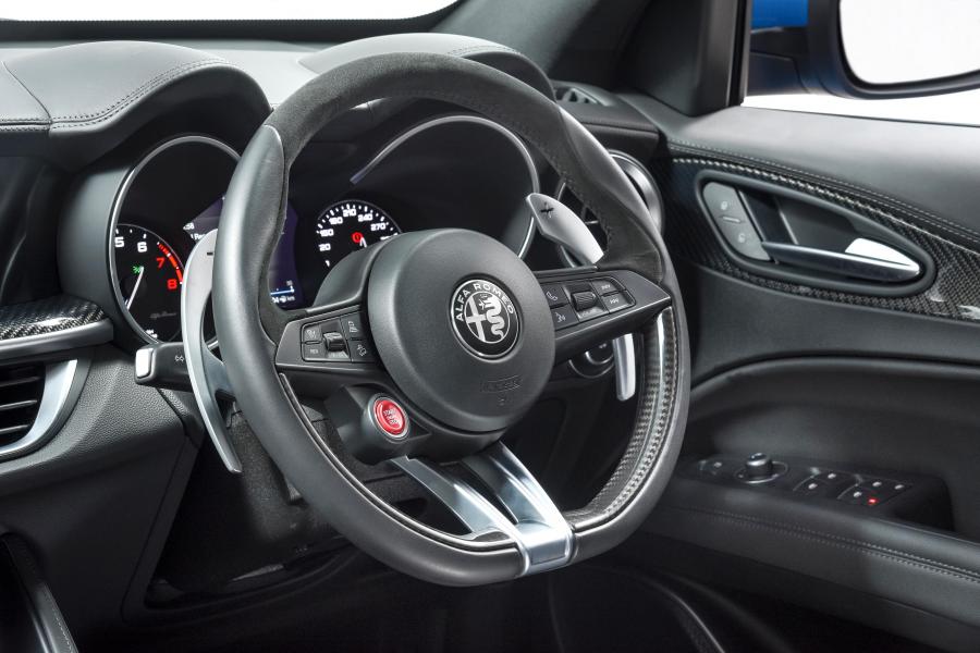 Панель приборов Alfa Romeo Stelvio Quadrifoglio (949) 2019 года  (ZA) (фото 20 из 42)